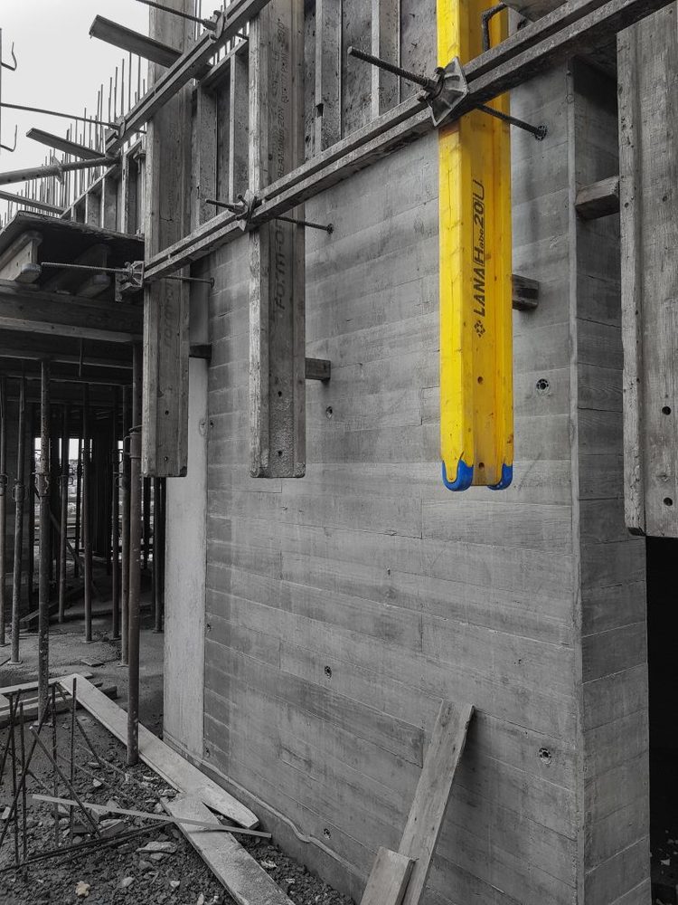 Parede de betão em obra, com cofragem
